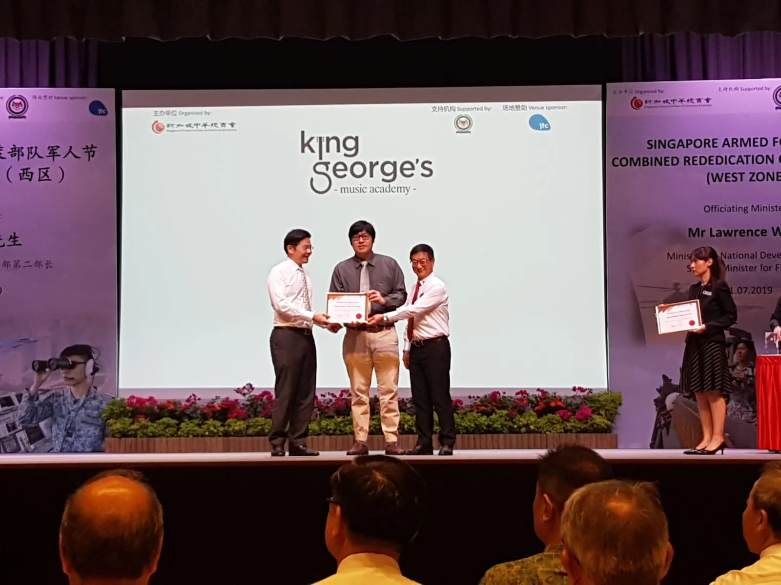 Chua Chun Leng receiving prize from Prime Minister